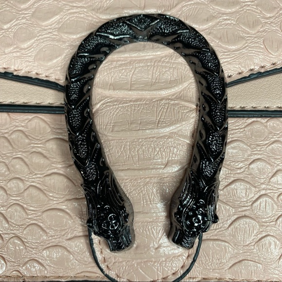 Vonrue Retro Pink Faux Croc Leather Crossbody Bag - Picture 3 of 4